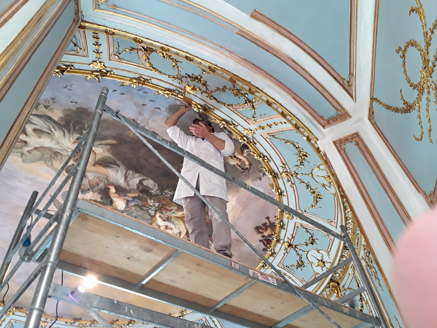 Giovanni Buonocore al lavoro su una cornice